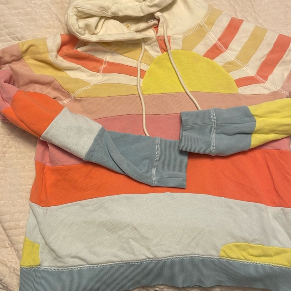 Faherty soleil hoodie size small. Good condition. Pretty sunshine theme.